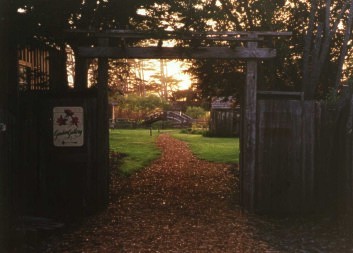 GardensGate.jpg - 26229 Bytes