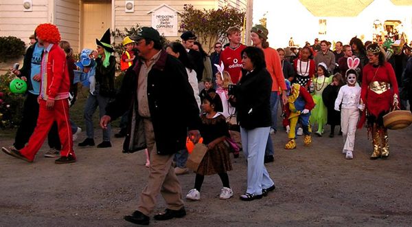 the parade passing the Shul